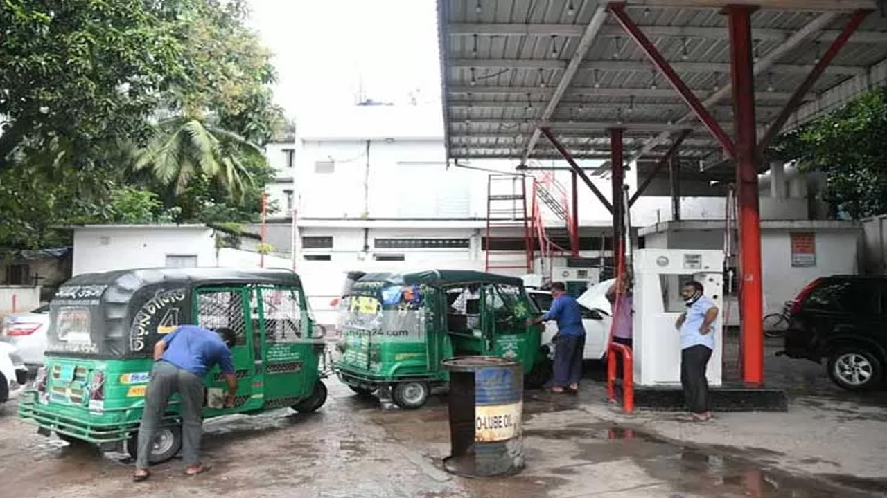 সিএনজি স্টেশনে গ্যাস নেওয়ার জন্য অপেক্ষা করছে সিএনজিগুলো। ছবি: সংগৃহীত