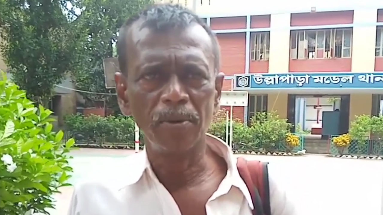 স্ত্রীকে ফিরিয়ে নিতে ভারত থেকে সিরাজগঞ্জে ছুটে আসা স্বামী ফজলুর রহমান মীর। ছবি : কালবেলা