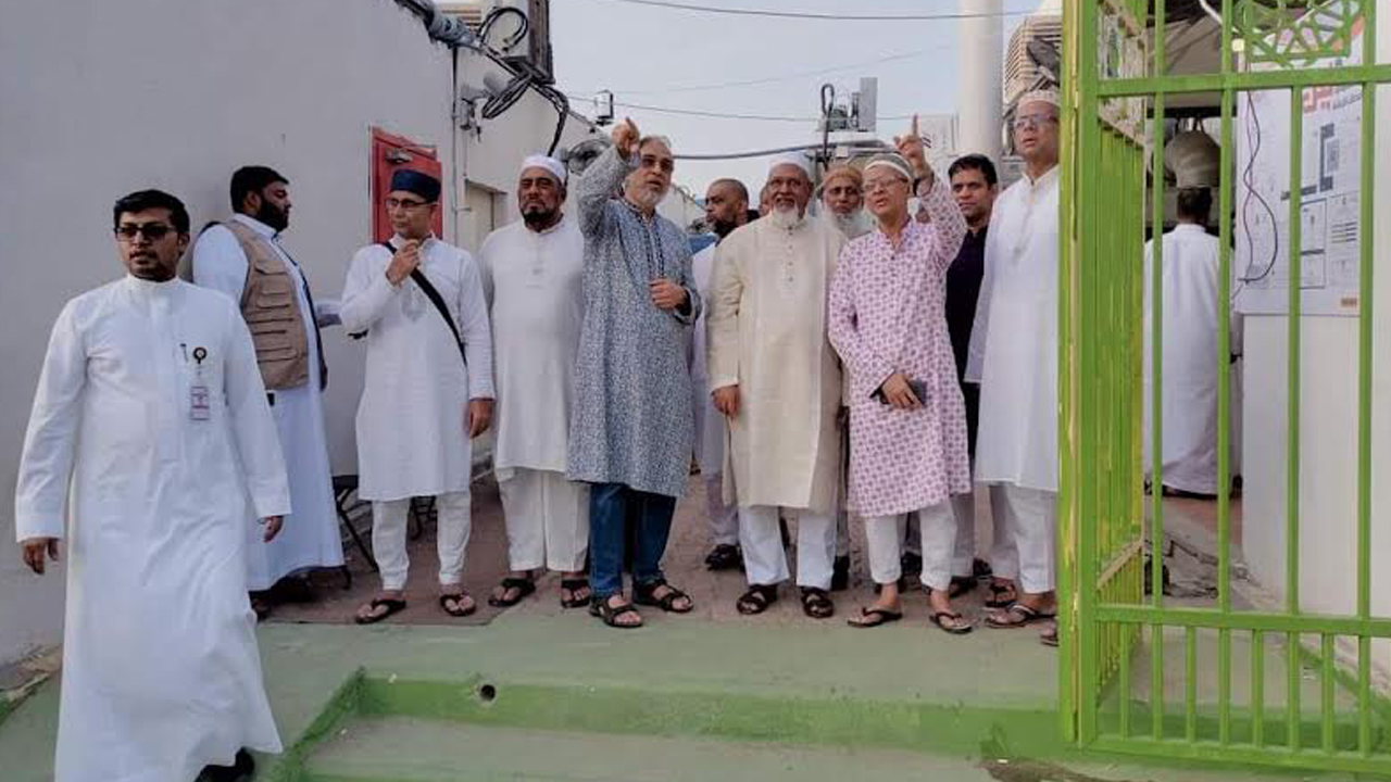 বৃহস্পতিবার মিনা আরাফাতে স্থাপিত ক্যাম্প পরিদর্শন করেন ধর্ম প্রতিমন্ত্রী। ছবি : কালবেলা