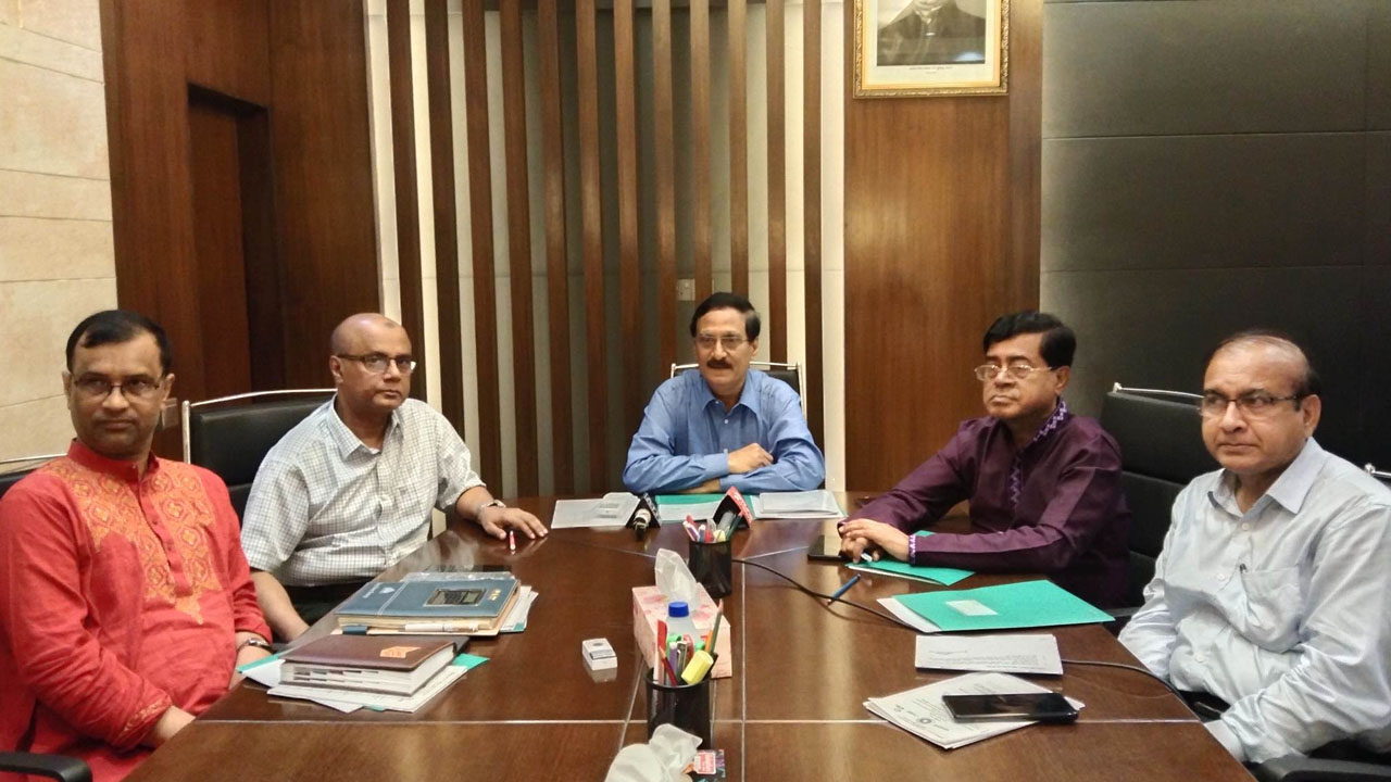 বিএমডিসির শৃঙ্খলা কমিটির সভায় কমিটির সদস্যরা। ছবি : কালবেলা