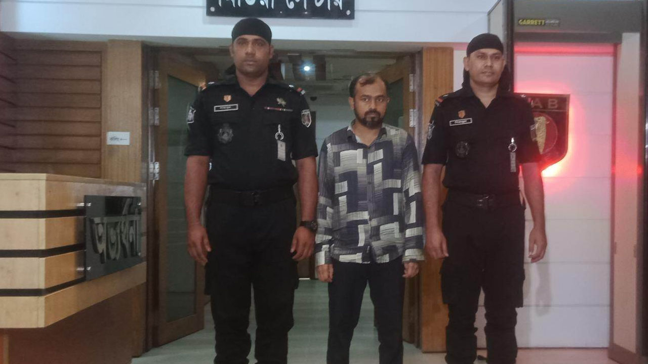 গ্রেপ্তার তুহিন রেজা। ছবি : কালবেলা