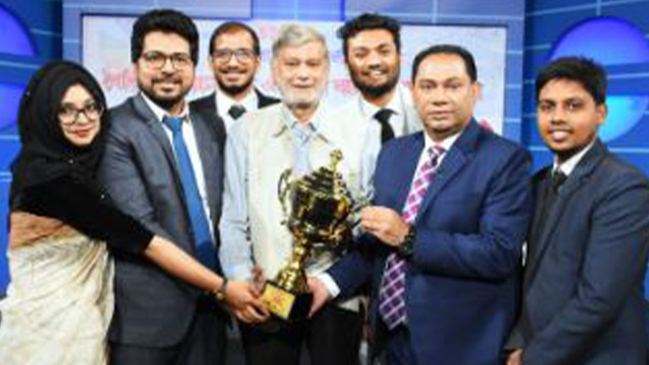 ছায়া সংসদে চ্যাম্পিয়ন দলের বিতার্কিকদের ট্রফি প্রদান করছেন পরিকল্পনামন্ত্রী এম এ মান্নান। ছবি : সংগৃহীত