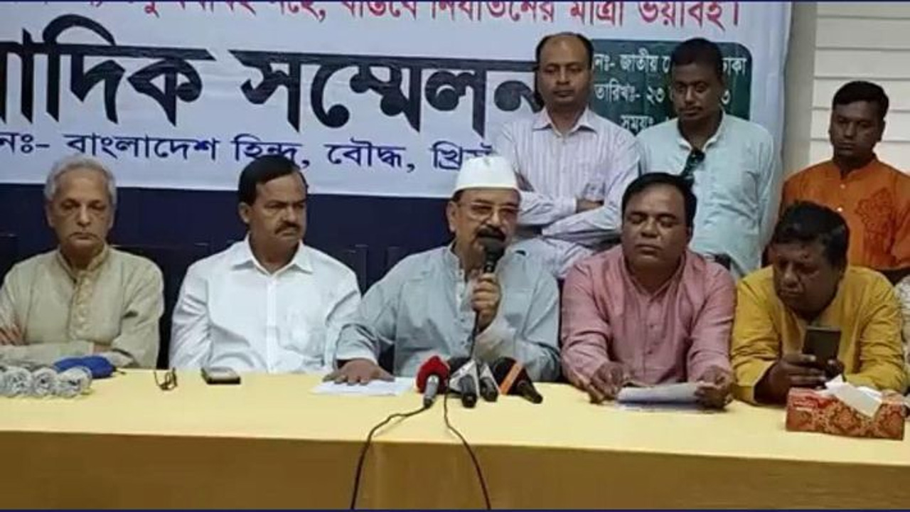 হিন্দু বৌদ্ধ খ্রিষ্টান কল্যাণ ফ্রন্টের সংবাদ সম্মেলনে অতিথিরা। ছবি : কালবেলা