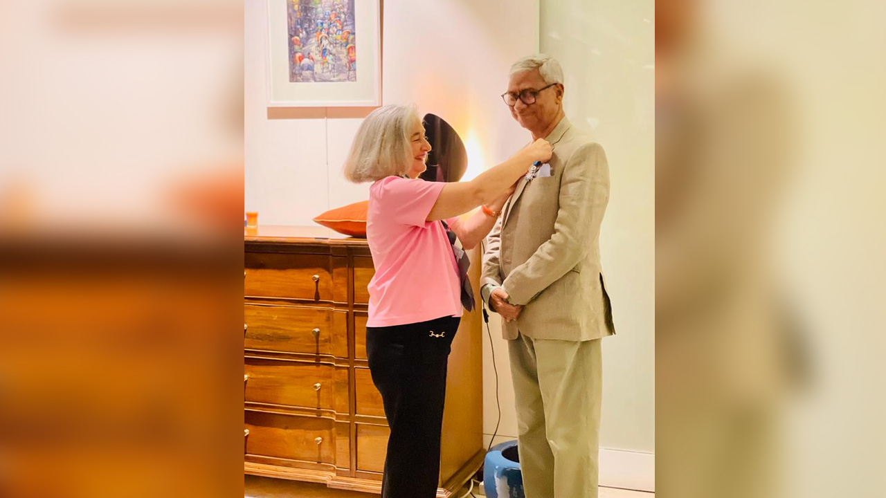 ফরাসি প্রেসিডেন্টের পক্ষে অধ্যাপক মোস্তাফিজকে ব্যাজ পরিয়ে দিচ্ছেন ঢাকায় নিযুক্ত ফ্রান্সের রাষ্ট্রদূত ম্যারি মাসদুপুই।