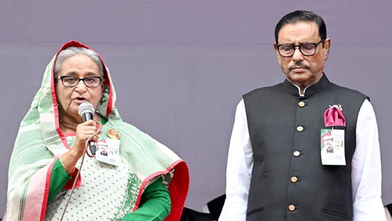 বঙ্গবন্ধু শেখ মুজিবুর রহমানের প্রতিকৃতিতে পুষ্পস্তবক অর্পণের পর কথা বলছেন প্রধানমন্ত্রী শেখ হাসিনা। ছবি: সংগৃহীত