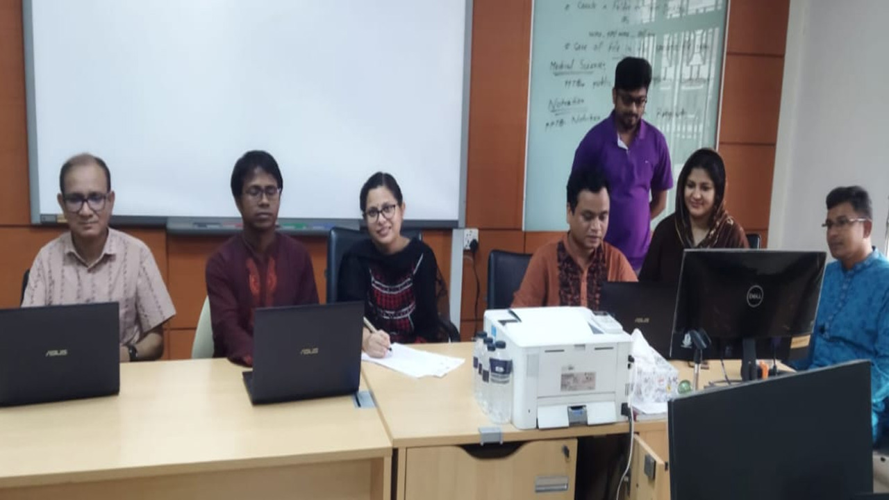 উন্মুক্ত বিশ্ববিদ্যালয়ের এসএসসি ও এইচএসসি পরীক্ষা তদারকি করছেন কর্তৃপক্ষ। ছবি : কালবেলা