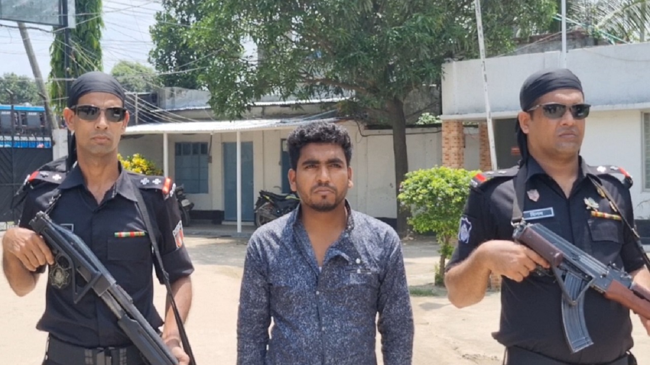 স্ত্রীকে গলা কেটে হত্যার ঘটনায় গ্রেপ্তার স্বামী ফারুক হোসেন। ছবি : কালবেলা