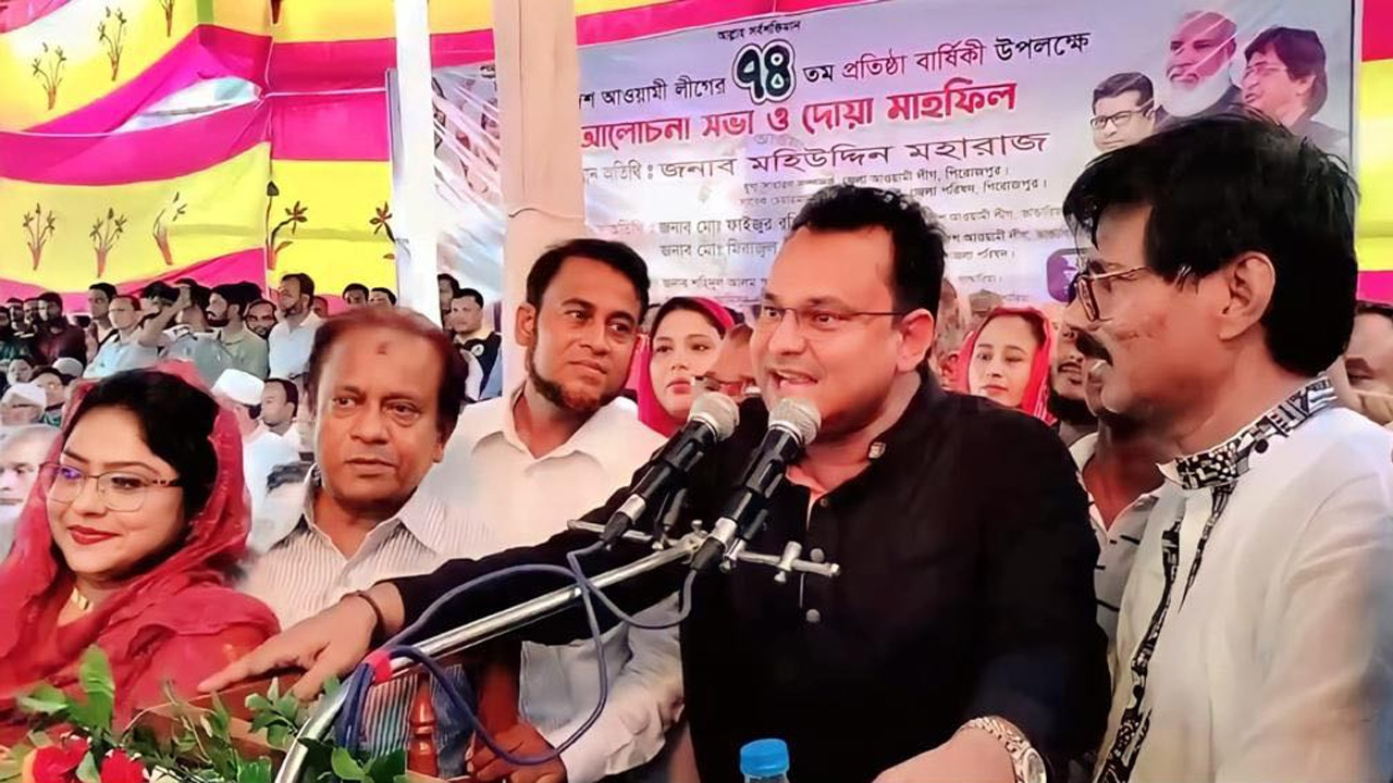 বক্তব্য দিচ্ছেন ভাণ্ডারিয়া উপজেলা চেয়ারম্যান ও উপজেলা আওয়ামী লীগের সাধারণ সম্পাদক মিরাজুল ইসলাম। ছবি : কালেবেলা