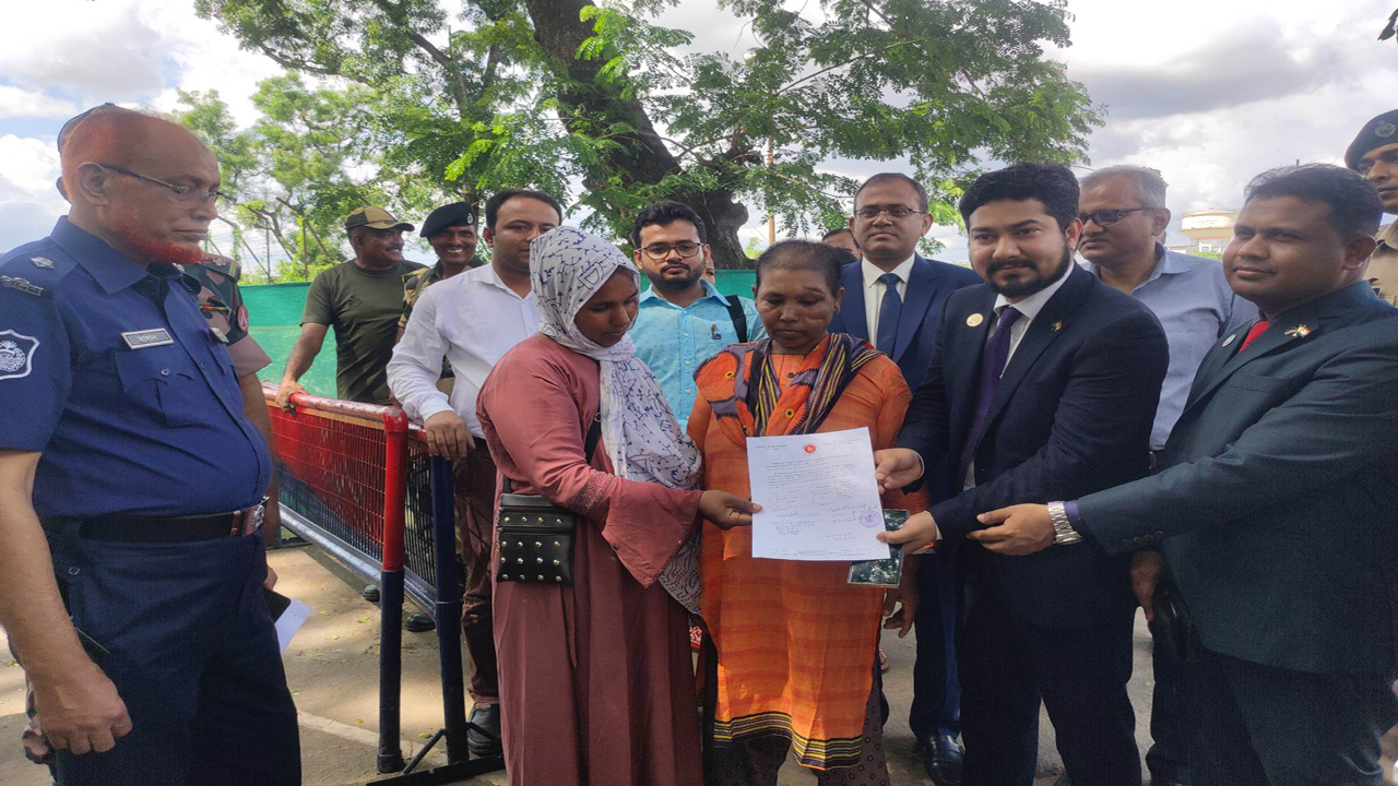 ফজিলা খাতুনকে পরিবারের সদস্যদের কাছে হস্তান্তর