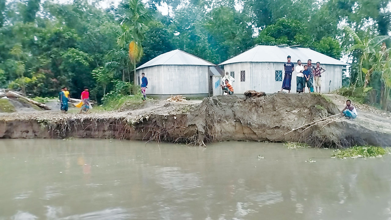 এখন ভাঙন আতঙ্কে কুড়িগ্রামের হাজার হাজার পরিবার । ছবি : কালবেলা