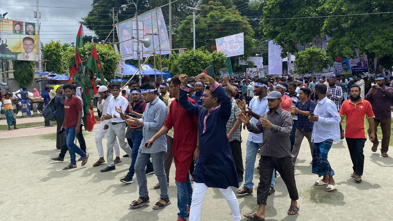 বরিশালের বেলস পার্কে জড়ো হচ্ছেন বিএনপির নেতাকর্মীরা। ছবি : কালবেলা
