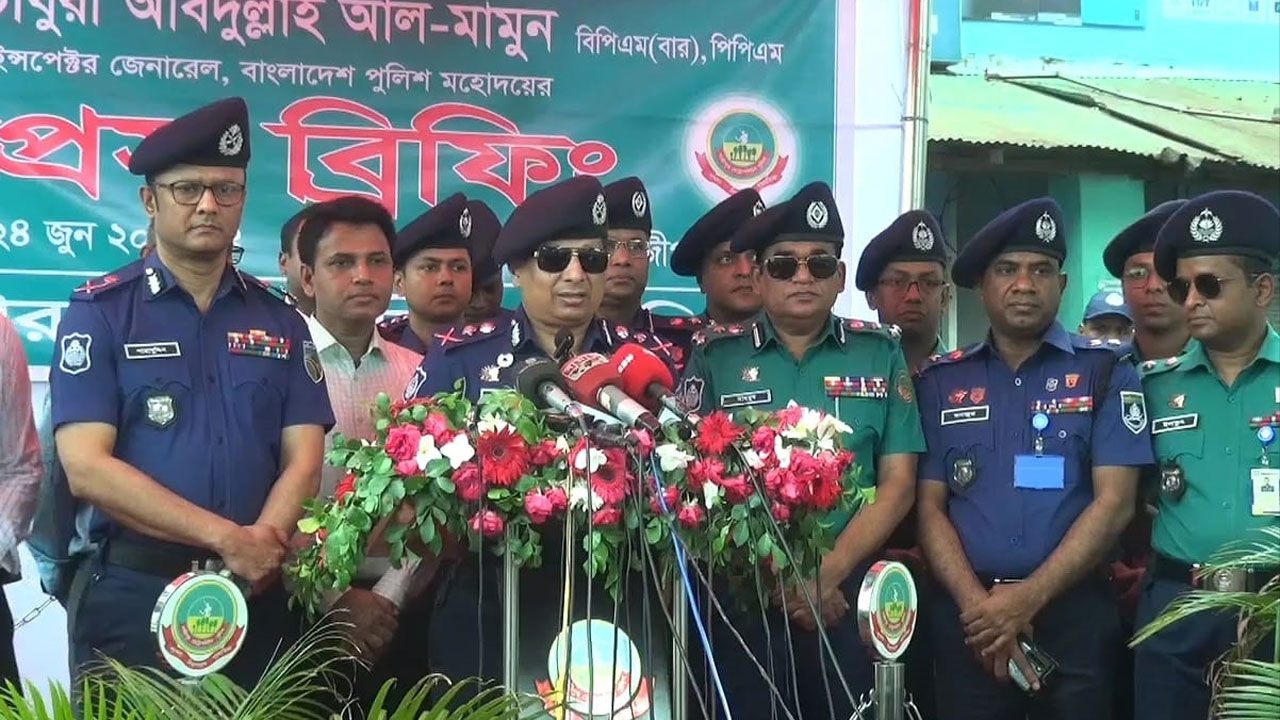 গাজীপুরের চান্দনা চৌরাস্তায় মহাসড়ক পরিস্থিতি পরিদর্শন শেষে সংবাদ সম্মেলন করেন আইজিপি। ছবি : কালবেলা