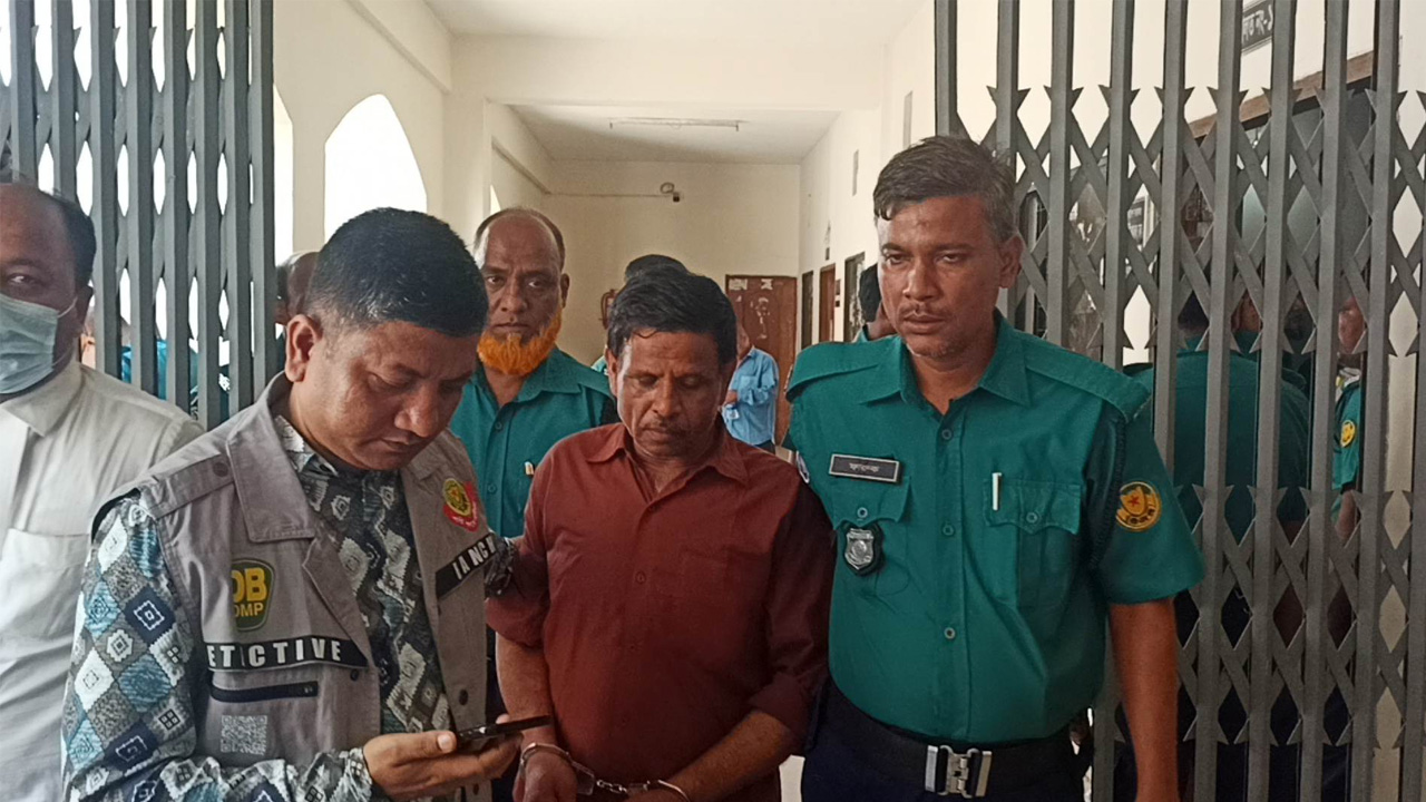 গ্রেপ্তারদের একজন। ছবি : কালবেলা
