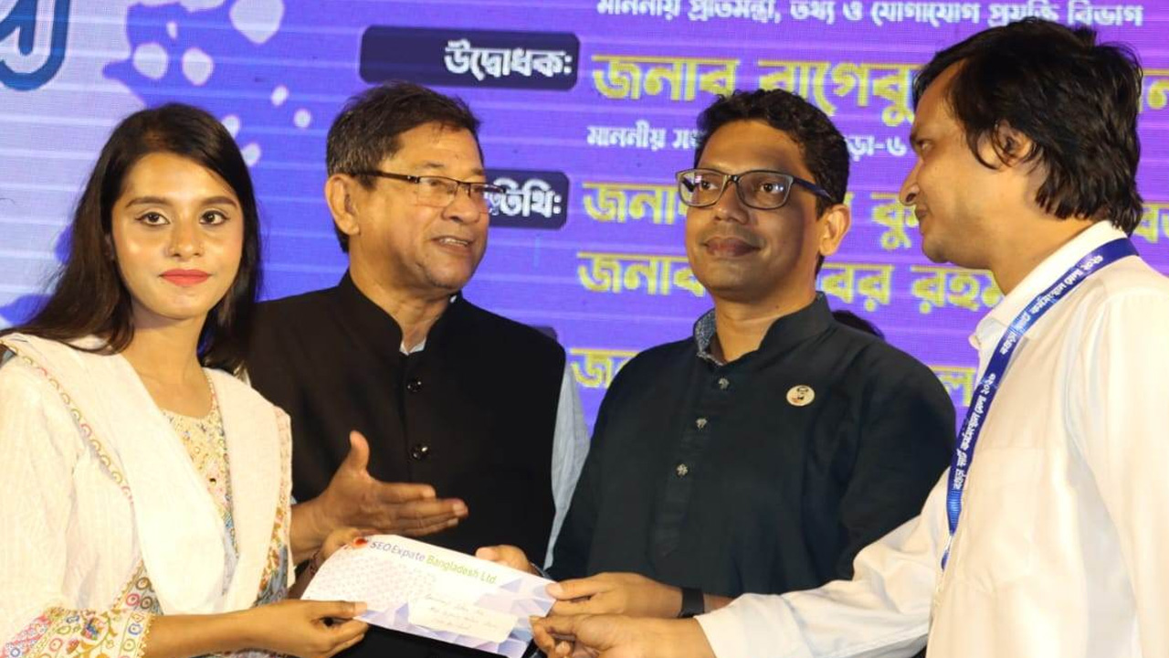 স্মার্ট নারী উদ্যোক্তাদের মাঝে অনুদানের চেক বিতরণ করছেন অতিথিরা। ছবি : কালবেলা