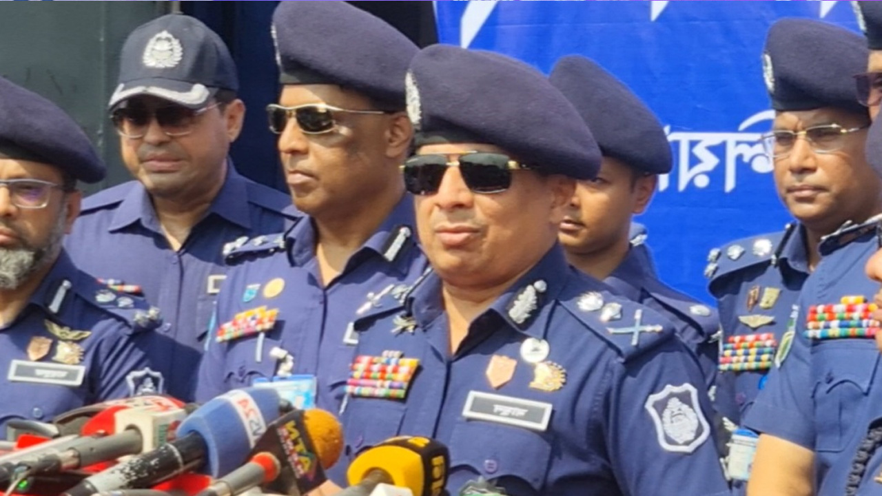 ঈদযাত্রা উপলক্ষে সড়কে যান চলাচল ও আইনশৃঙ্খলা পরিদর্শন শেষে সাংবাদিকদের সঙ্গে কথা বলছেন আইজিপি চৌধুরী আব্দুল্লাহ্ আল-মামুন। ছবি : কালবেলা