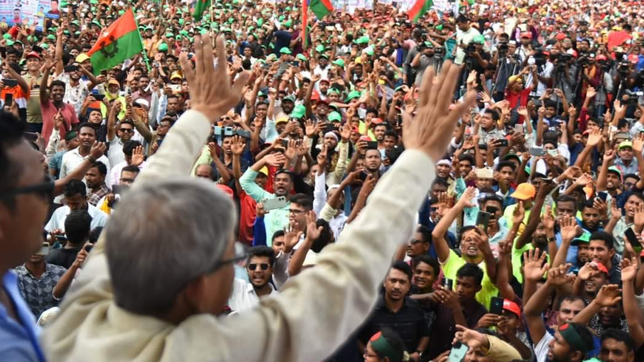বরিশাল শহরে ছাত্রদল, যুবদল ও স্বেচ্ছাসেবক দল আয়োজিত তারুণ্যের সমাবেশে মির্জা ফখরুল। ছবি: কালবেলা।