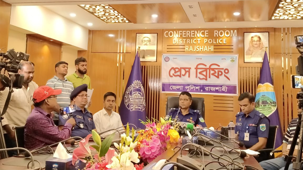সংবাদ সম্মেলনে কথা বলছেন রাজশাহী জেলা পুলিশ সুপার (এসপি) এ বি এম মাসুদ হোসেন। ছবি: কালবেলা