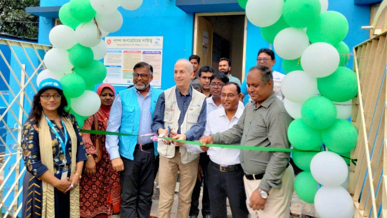 আশাশুনিতে সুপেয় পানির প্ল্যান্ট উদ্বোধন করা হচ্ছে। ছবি: কালবেলা