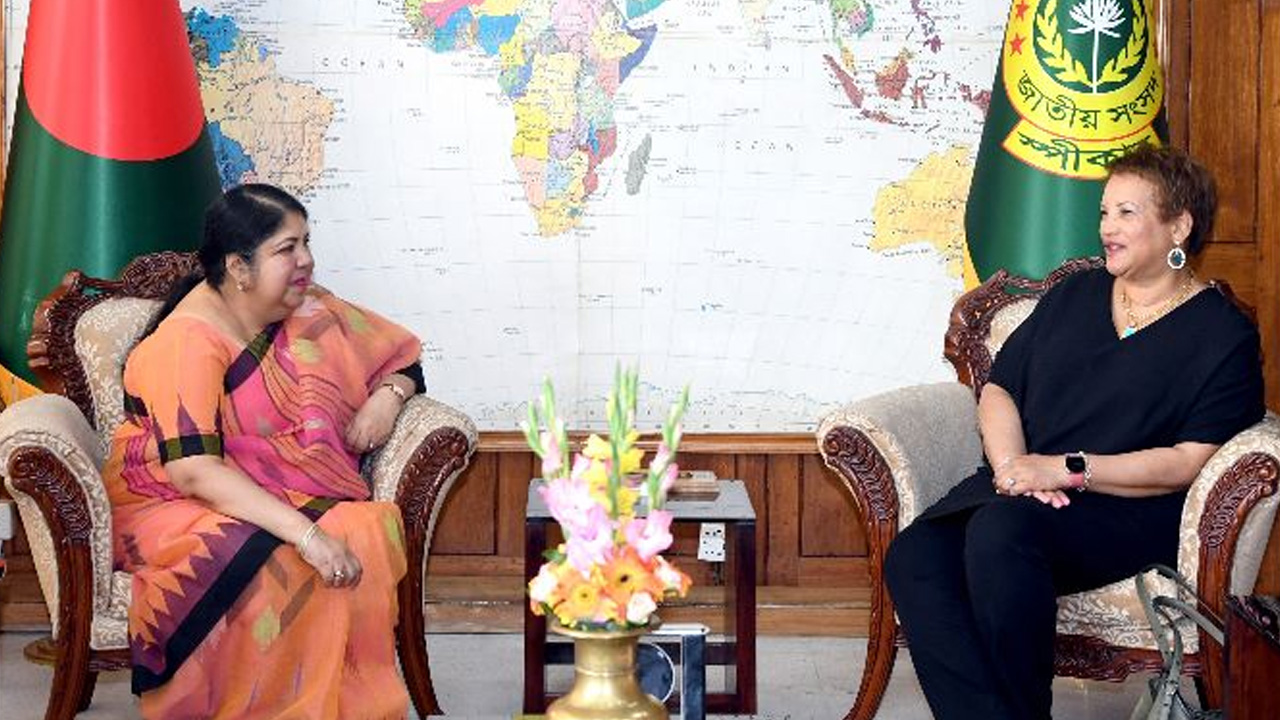 স্পিকার ড. শিরীন শারমিন চৌধুরীর সঙ্গে সাক্ষাৎ করেছেন জাতিসংঘের ম্যানেজমেন্ট স্ট্র্যাটেজি, পলিসি অ্যান্ড কমপ্লায়েন্সবিষয়ক আন্ডার সেক্রেটারি জেনারেল ক্যাথরিন পোলার্ড। ছবি : জাতীয় সংসদ