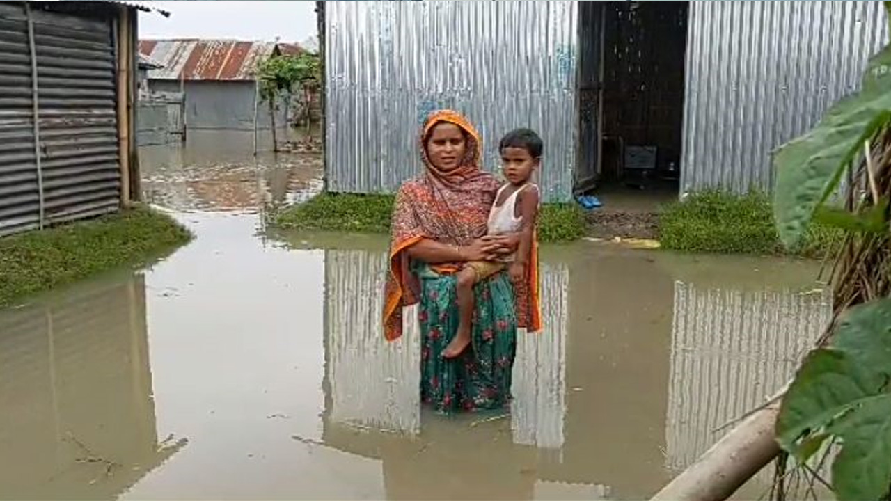 কুড়িগ্রামে বন্যায় পানিবন্দি মানুষ। ছবি : কালবেলা