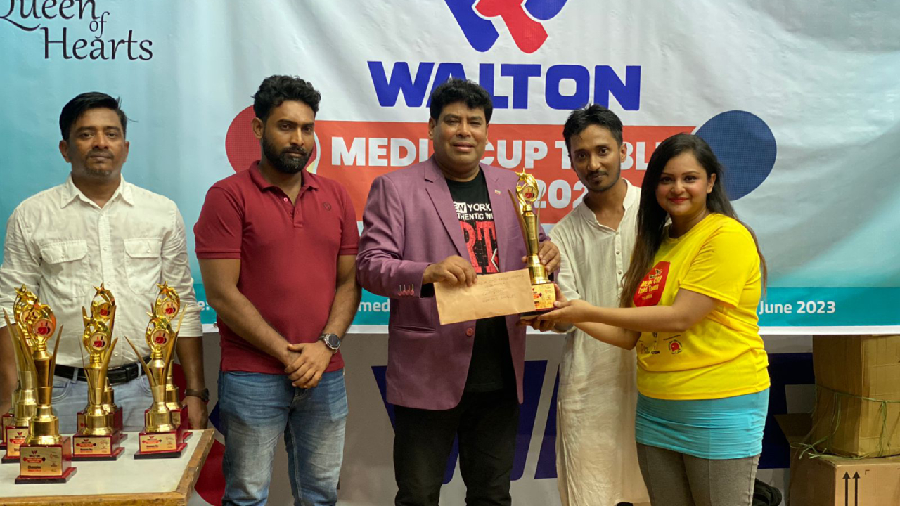 জয়ীদের হাতে ট্রফি এবং প্রাইজমানি তুলে দেয়া হচ্ছে। ছবি : সংগৃহীত।