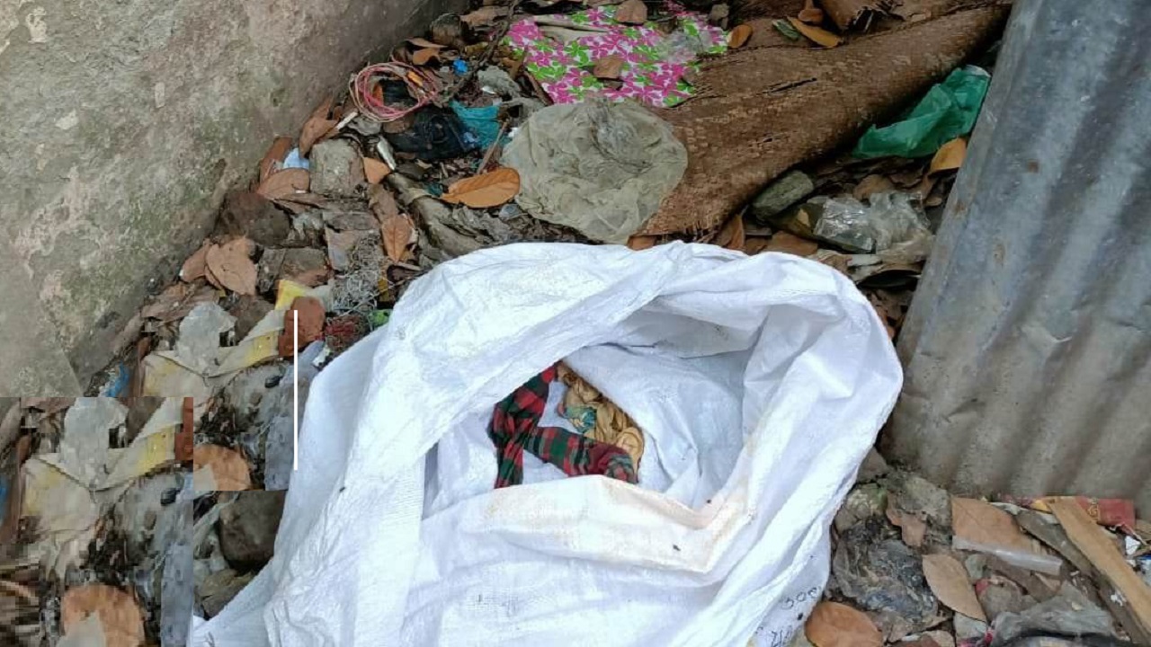 পরিত্যক্ত গলিতে এই বস্তা থেকে আড়াই বছরের শিশুটিকে উদ্ধার করা হয়। ছবি : কালবেলা