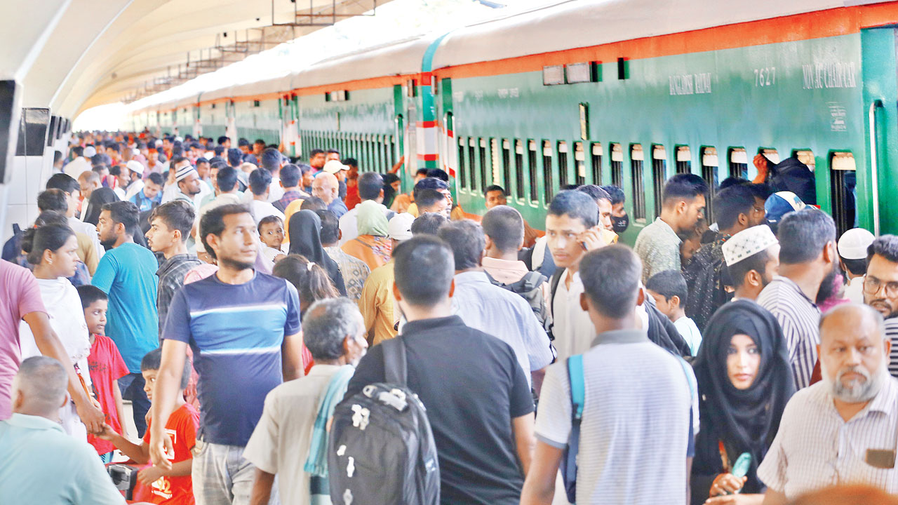 ঈদের ছুটি শুরু হওয়ার আগেই বাড়ি ফেরা মানুষের ভিড় জমে উঠেছে কমলাপুর রেলস্টেশনে। ছবি : কালবেলা