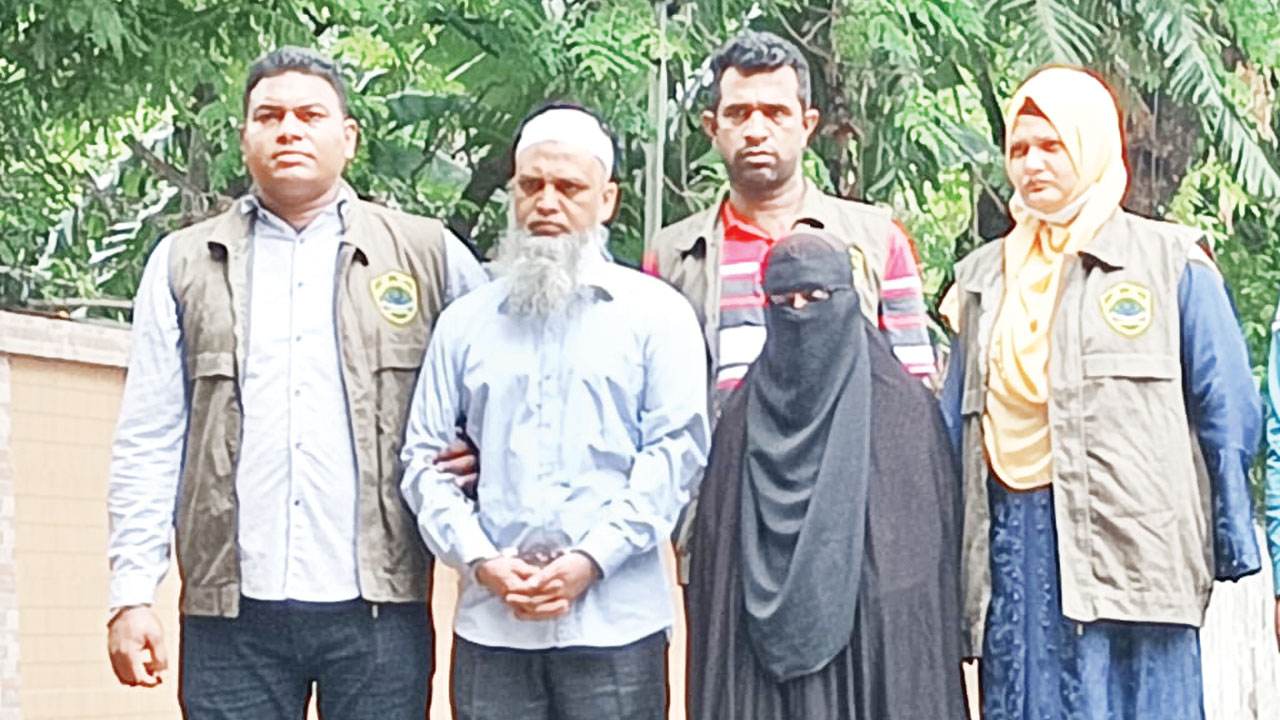 গ্রেপ্তারের পর সস্ত্রীক শামীন মাহফুজ।