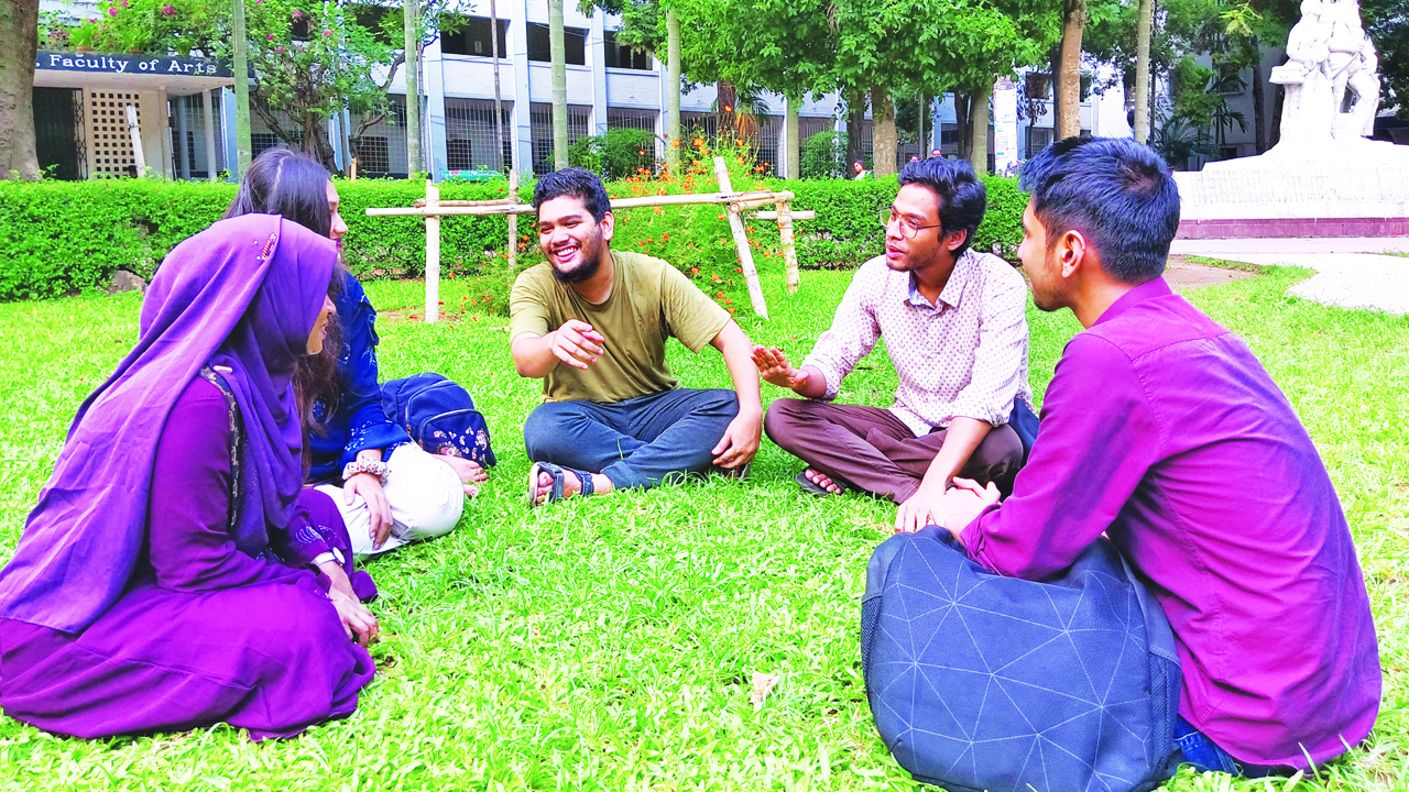 (বাঁ থেকে) শান্তা, চাকতি, রিফাত, আবির ও তুন্না। ছবি : কালবেলা