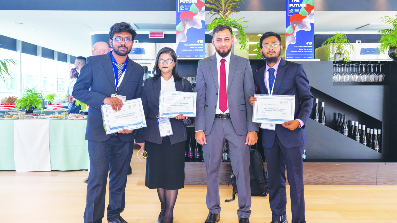 অভিষেক, ফারিয়া, শিক্ষক মো. গোলাম কিবরিয়া, মাইনুল।