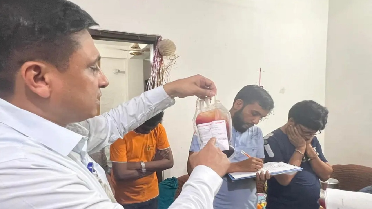 অভিযানে ভ্রাম্যমাণ আদালত। ছবি : সংগৃহীত