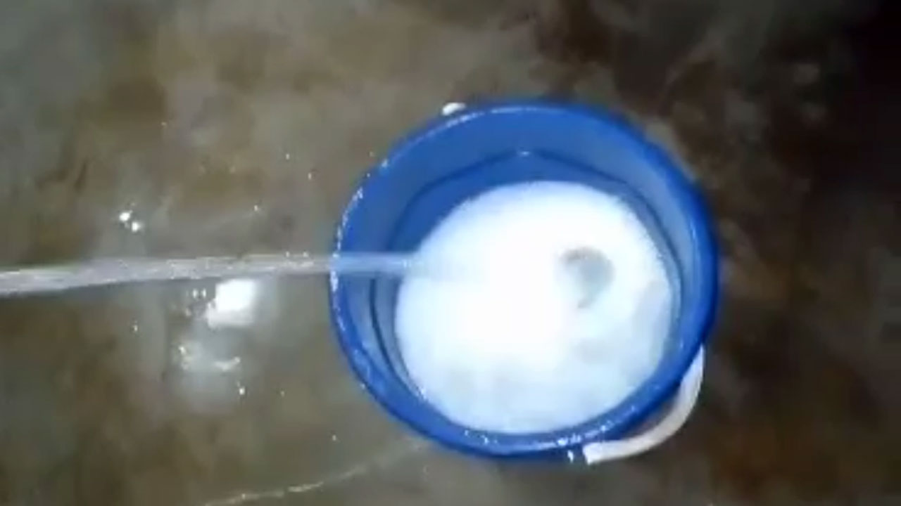 সাদা ফেনাযুক্ত পানি। ছবি : কালবেলা