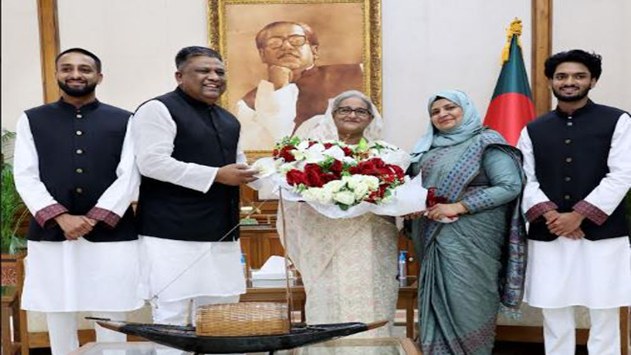 প্রধানমন্ত্রীর সঙ্গে সাক্ষাৎকালে আনোয়ারুজ্জামান চৌধুরী