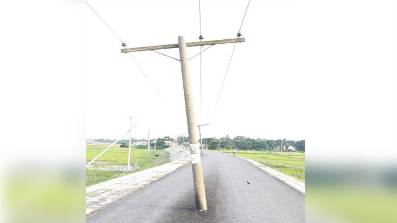 কক্সবাজারে মগনামা-বরইতলীর রাস্তার মাঝে বৈদ্যুতিক খুঁটি রেখেই কাজ শেষ। ছবি: কালবেলা