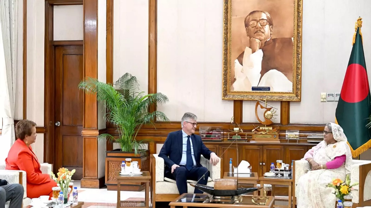 প্রধানমন্ত্রী শেখ হাসিনার সঙ্গে বৈঠকে ক্যাথরিন পোলার্ড। ছবি : সংগৃহীত