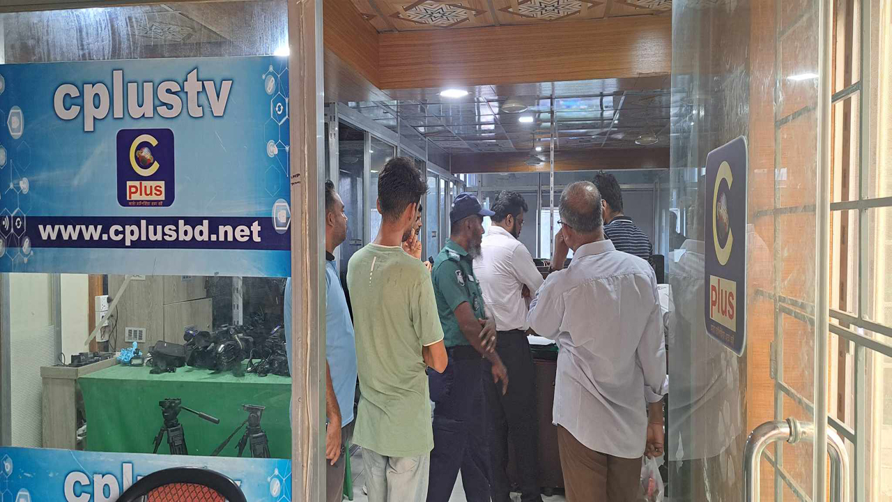 চট্টগ্রামের সি প্লাস টিভি ও সি ভিশন অফিস সিলগালা করেন ভ্রাম্যমাণ আদালত