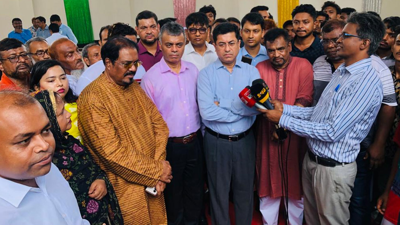 রোববার ডেমরার কয়েতপাড়া এলাকায় ৭০ নম্বর ওয়ার্ডের অন্তর্বর্তীকালীন বর্জ্য স্থানান্তর কেন্দ্রের উদ্বোধন শেষে গণমাধ্যমের সঙ্গে কথা বলেন মেয়র তাপস। ছবি : কালবেলা