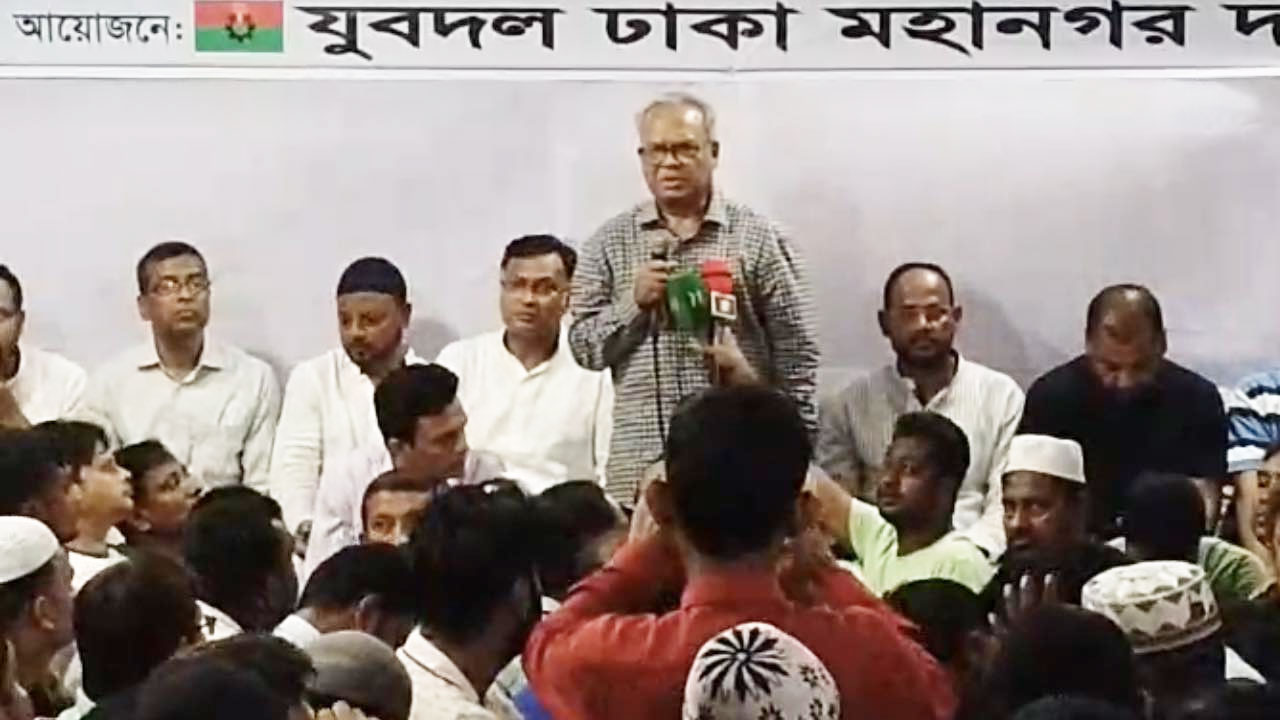 রোববার ঢাকার নয়াপল্টনে এক অনুষ্ঠানে বক্তব্য দেন বিএনপির সিনিয়র যুগ্ম মহাসচিব রুহুল কবির রিজভী। ছবি : কালবেলা