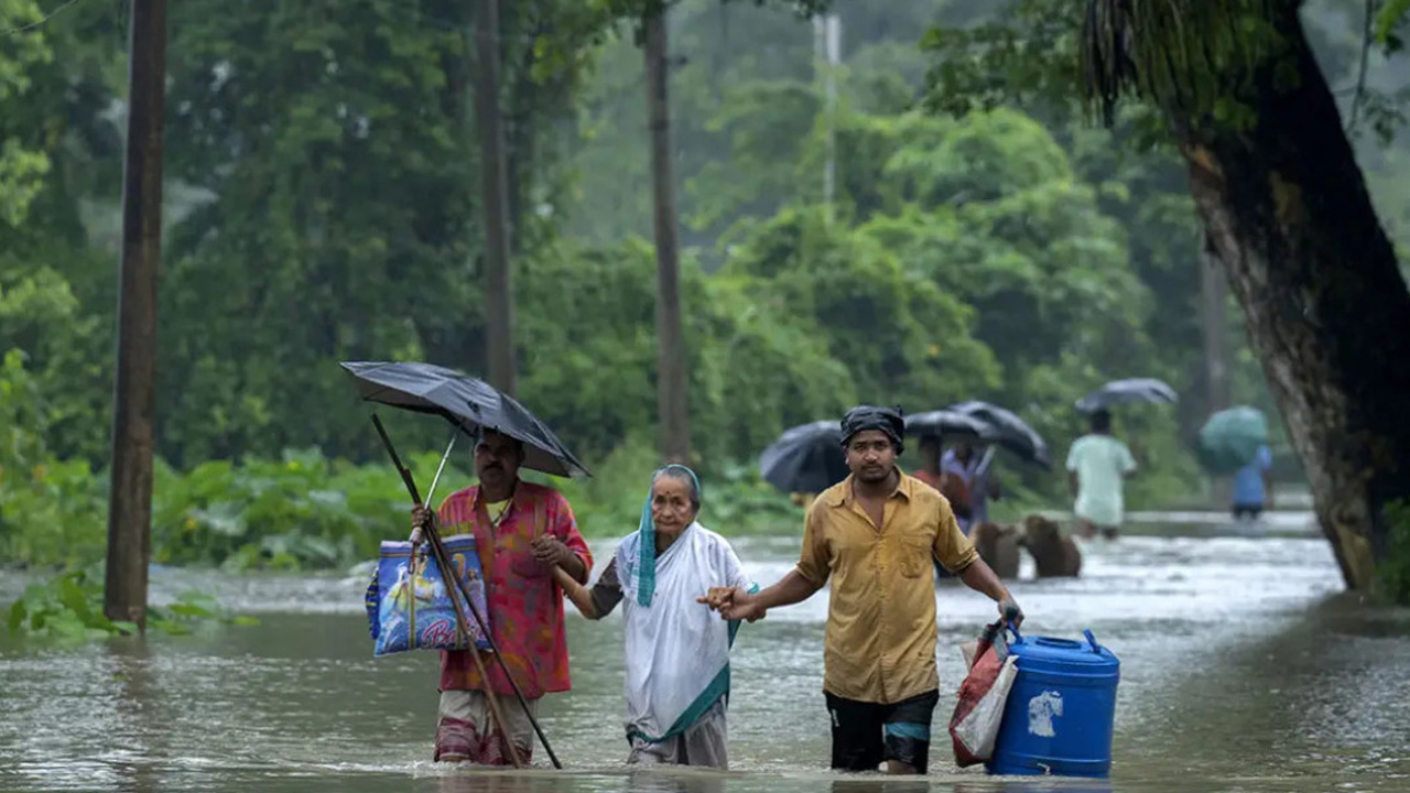 ভারী বৃষ্টিপাতে সৃষ্ট বন্যায় রাজ্যের লাখো মানুষ পানিবন্দি অবস্থায় আছেন। ছবি : সংগৃহীত