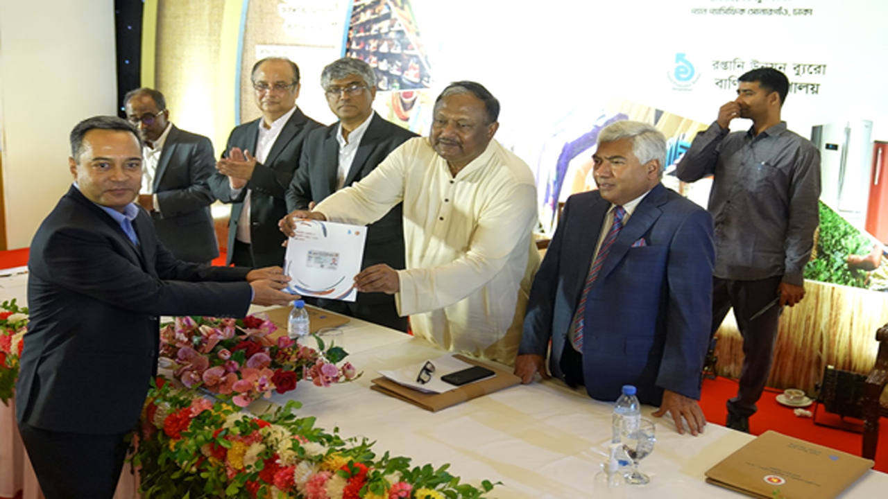 বাণিজ্য মন্ত্রী টিপু মুনশির হাত থেকে সিআইপি সম্মাননা গ্রহণ করেন ‘স্নোটেইক্স’ গ্রুপের প্রতিষ্ঠাতা ও ব্যবস্থাপনা পরিচালক এস এম খালেদ। ছবি: সংগৃহীত