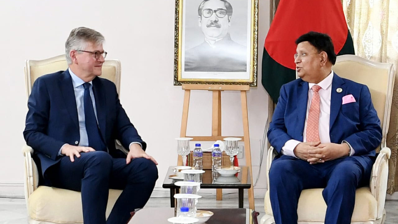 জাতিসংঘের শান্তি অভিযানের আন্ডার সেক্রেটারি জেনারেল জিন-পিয়েরে ল্যাক্রোইক্স এবং জাতিসংঘের ম্যানেজমেন্ট স্ট্র্যাটেজি, পলিসি অ্যান্ড কমপ্লায়েন্স বিষয়ক আন্ডার সেক্রেটারি জেনারেল ক্যাথরিন পোলার্ড ঢাকায় পররাষ্ট্রমন্ত্রীর সঙ্গে সাক্ষাৎ করেন। ছবি : কালবেলা