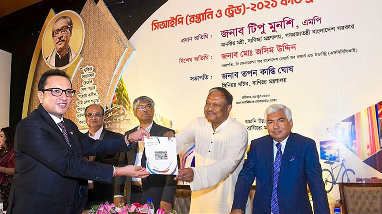 সিআইপি কার্ড গ্রহণকালে  দিলীপ কুমার আগরওয়ালা