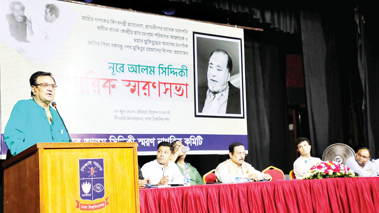 নূরে আলম সিদ্দিকীর নাগরিক স্মরণসভায় সভাপতির বক্তব্য দেন কালবেলার প্রধান সম্পাদক আবেদ খান। ছবি: কালবেলা