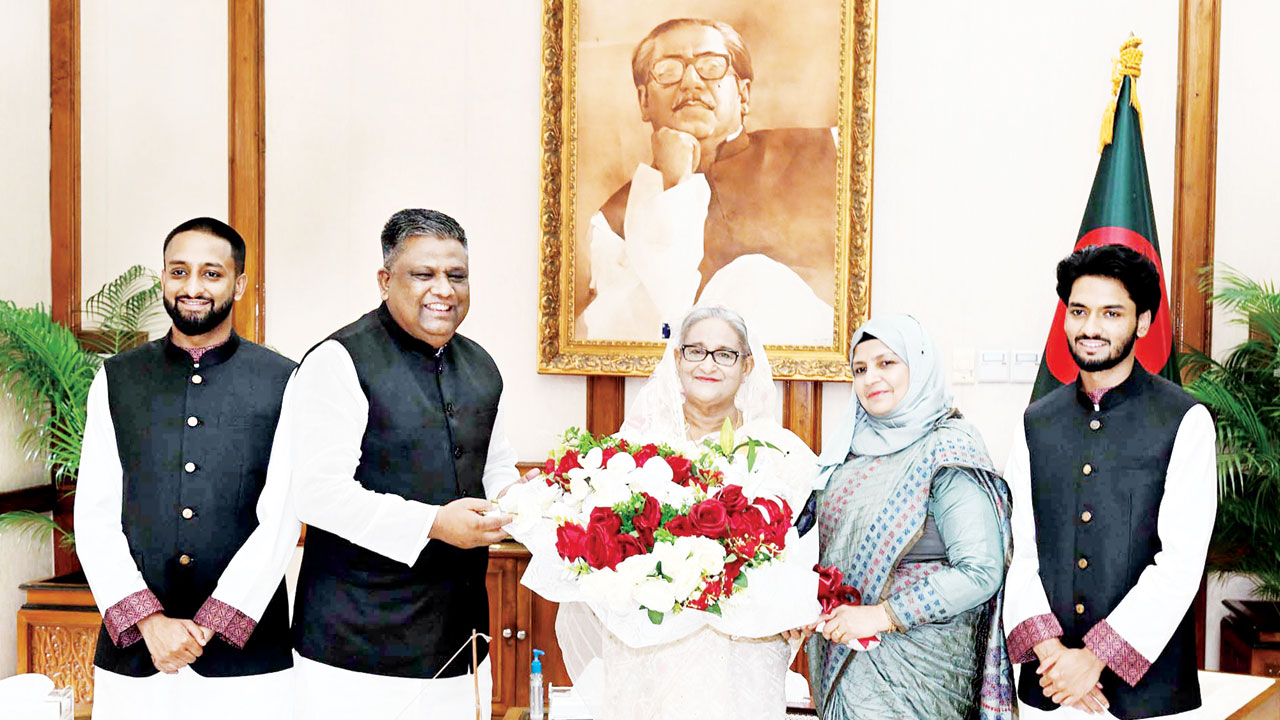 প্রধানমন্ত্রী শেখ হাসিনা রোববার গণভবনে সিলেট সিটি করপোরেশনের নবনির্বাচিত মেয়র আনোয়ারুজ্জামান চৌধুরীকে ফুল দিয়ে শুভেচ্ছা জানান। ছবি: পিআইডি