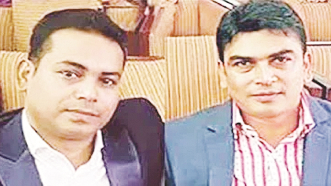 ফরিদপুর শহর আওয়ামী লীগের অব্যাহতিপ্রাপ্ত সাধারণ সম্পাদক সাজ্জাদ হোসেন বরকত ও তার ভাই ইমতিয়াজ হাসান রুবেল।