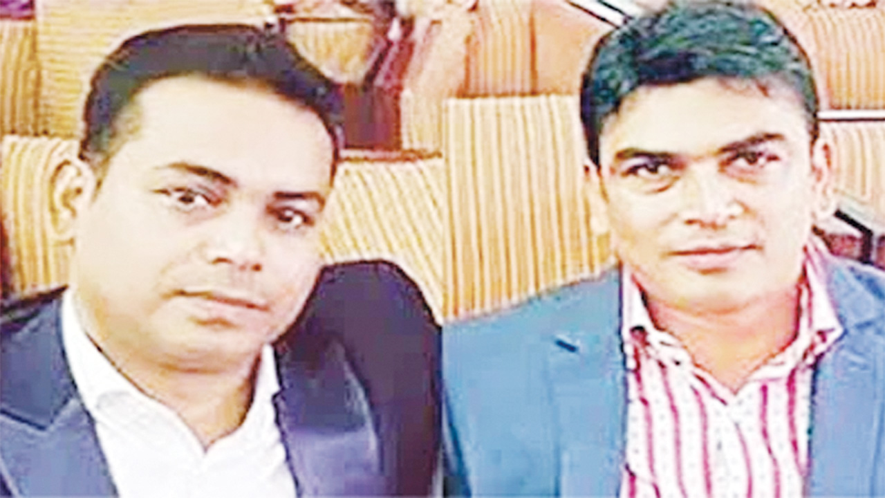 সাজ্জাদ হোসেন বরকত (বামে) ও তার ভাই ইমতিয়াজ হাসান রুবেল (ডানে)।