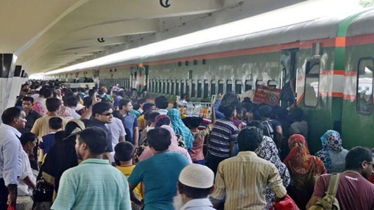 কমলাপুর রেলওয়ে স্টেশনে মানুষের চাপ। ছবি : সংগৃহীত