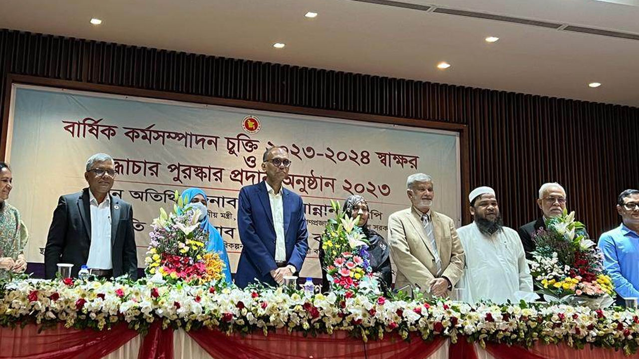 শেরেবাংলা নগরের শুদ্ধাচার পুরস্কার প্রদান অনুষ্ঠান নির্বাচিতদের হাতে সনদ ও নগদ অর্থ তুলে দেওয়া হয়। ছবি : কালবেলা