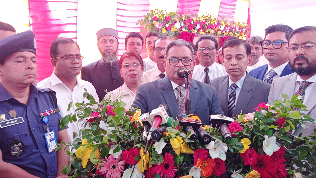 সোমবার মানিকগঞ্জ জেলা জজ আদালত প্রাঙ্গণে ন্যায়কুঞ্জ নির্মাণের ভিত্তিপ্রস্তর স্থাপন অনুষ্ঠানে বক্তব্য দেন প্রধান বিচারপতি হাসান ফয়েজ সিদ্দিকী। ছবি : কালবেলা