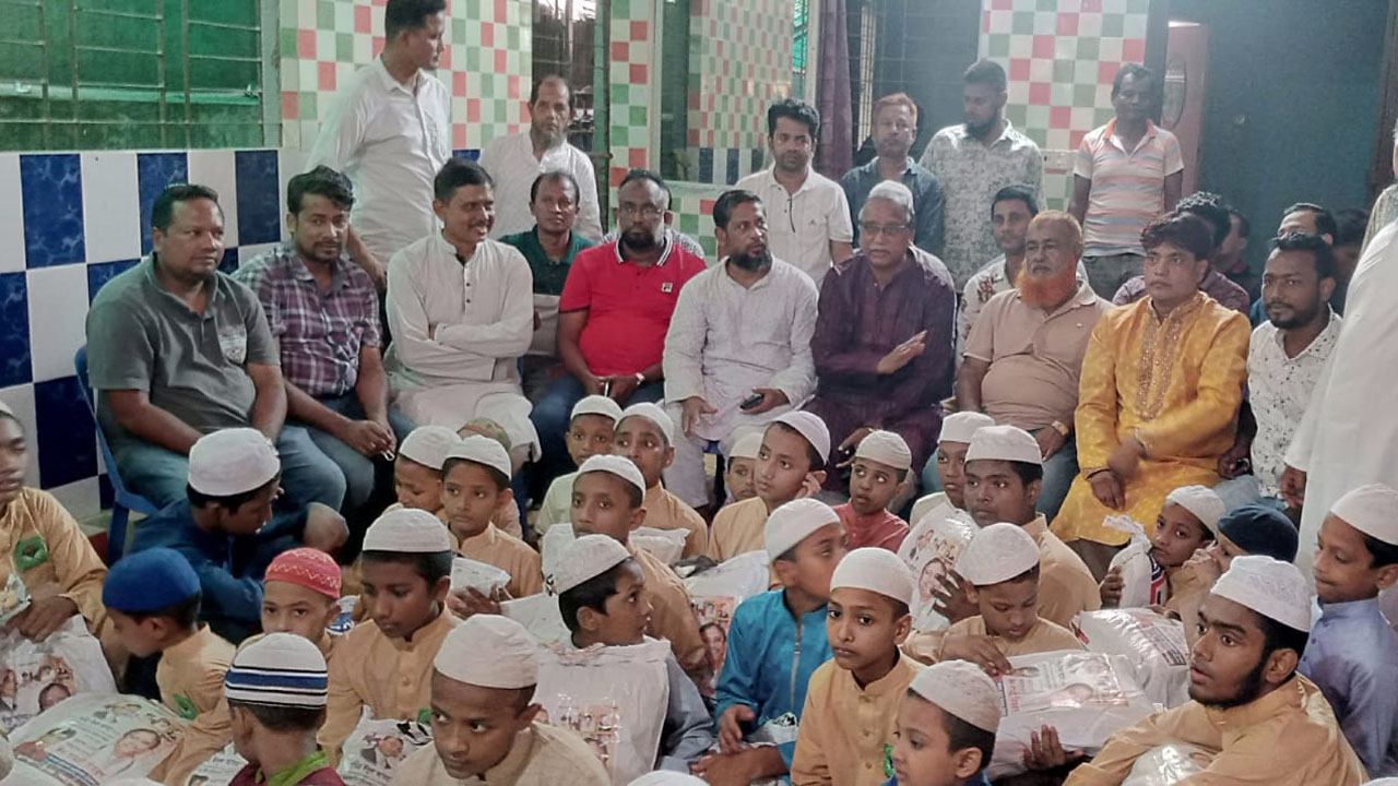 মাদ্রাসার এতিম বাচ্চাদের মাঝে ঈদসামগ্রী বিতরণ অনুষ্ঠানে অতিথিরা। ছবি : কালবেলা